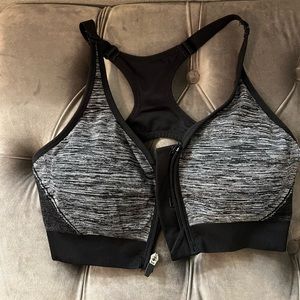 Front zip sports bra
